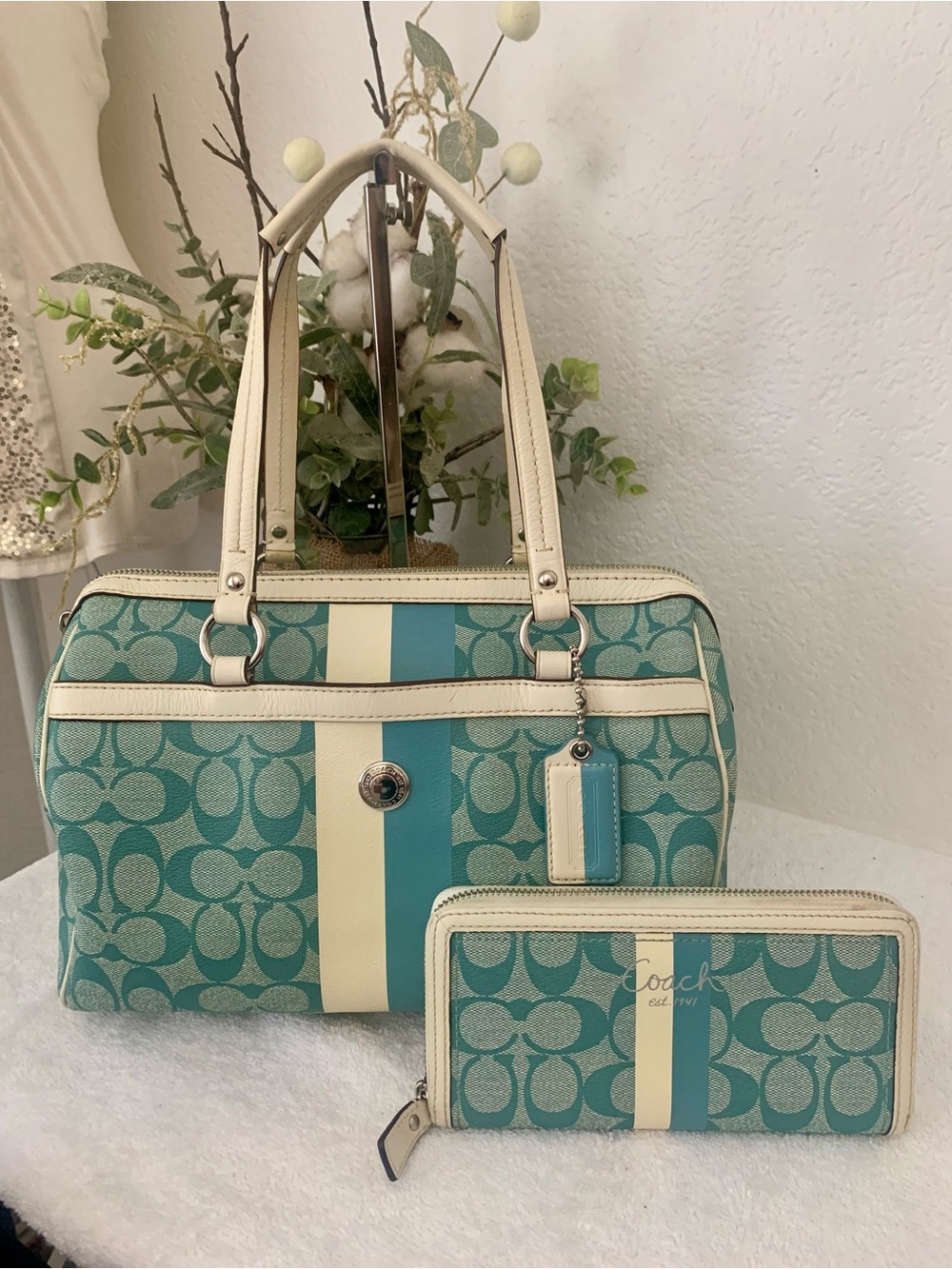 Coach Classic Signature Logo
Satchel Purse & Wallet Set